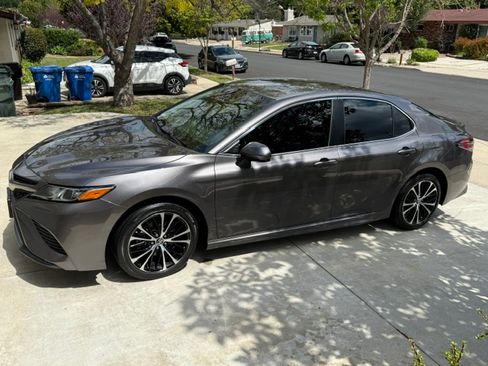 Used 2018 Toyota Camry SE image 4