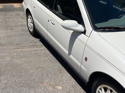 Used 2002 Saturn L-Series L200 w/ Audio Pkg 2 FWD image 2