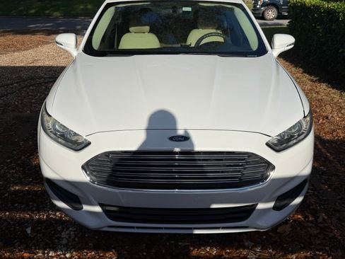 Used 2015 Ford Fusion SE image 2