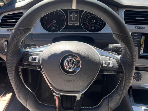 Used 2015 Volkswagen Golf S image 11