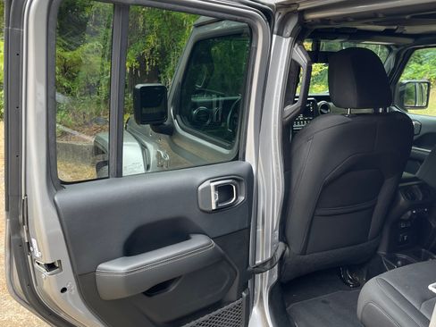 Used 2018 Jeep Wrangler Unlimited Sahara AWD/4WD image 14