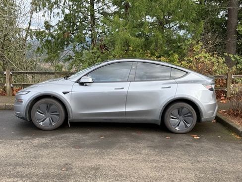 Used 2026 Tesla Model Y Long Range image 2