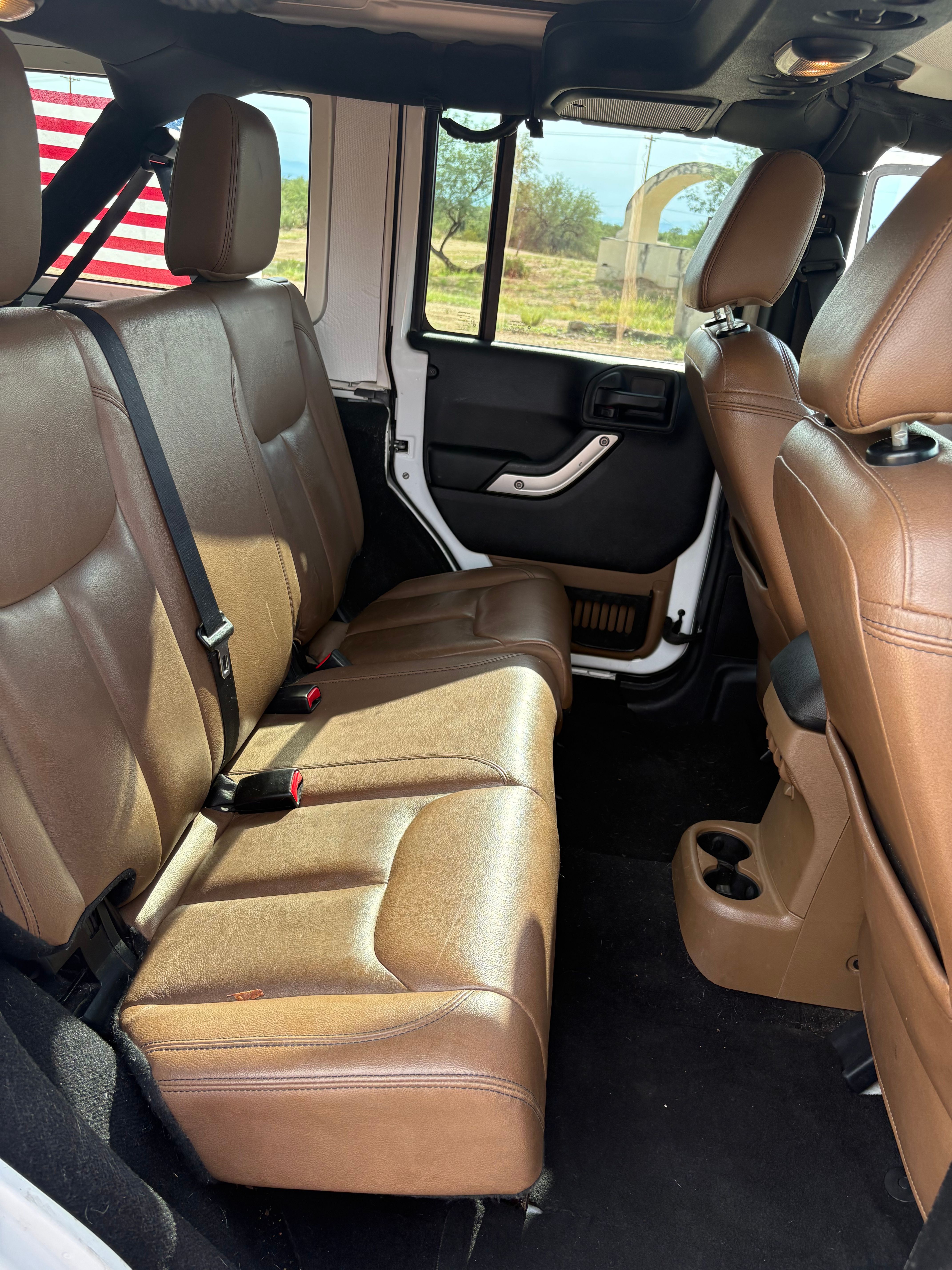 Used 2015 Jeep Wrangler Unlimited Rubicon w/ Connectivity Group AWD/4WD image 17