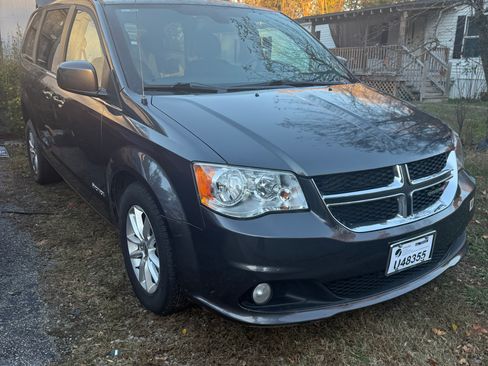 Used 2019 Dodge Grand Caravan SXT image 2