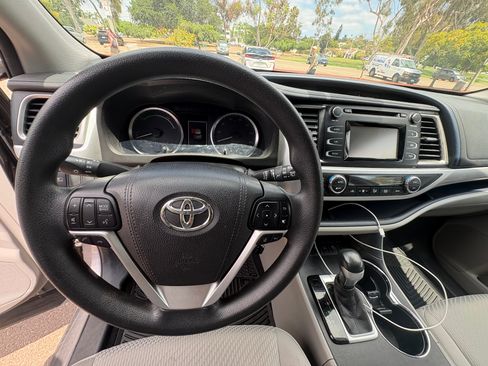 Used 2017 Toyota Highlander LE w/ Carpet Mat Package AWD/4WD image 22