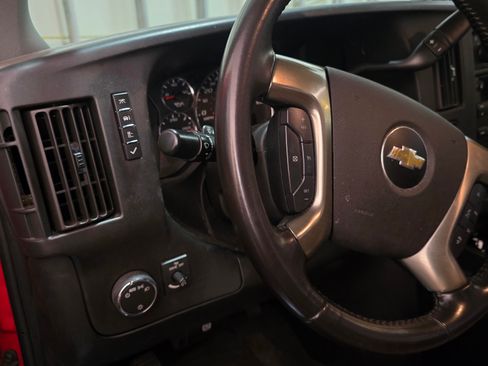 Used 2017 Chevrolet Express 2500 Van 3D image 12