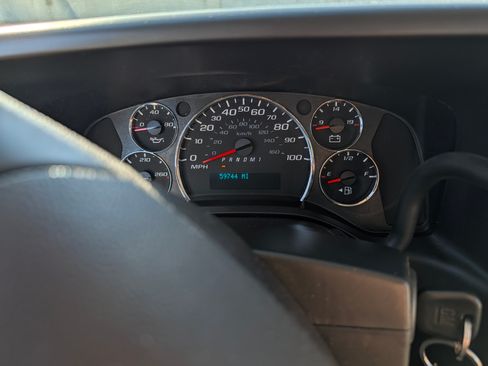 Used 2017 Chevrolet Express 2500 RWD image 16