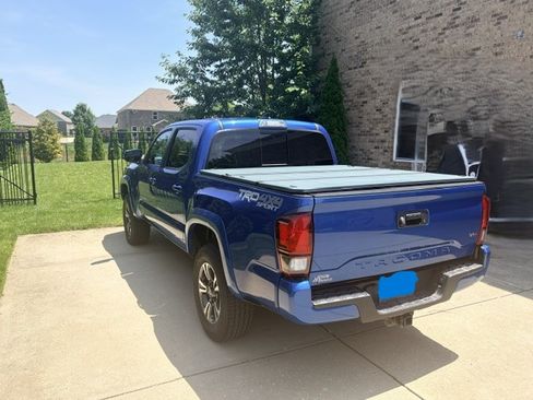 Used 2018 Toyota Tacoma TRD Sport AWD/4WD image 5