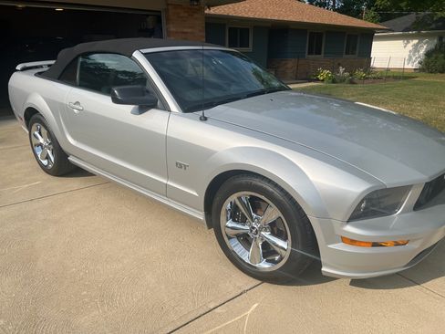 Used 2006 Ford Mustang GT Premium image 2