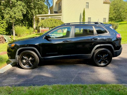 Used 2020 Jeep Cherokee Latitude Plus AWD/4WD image 5
