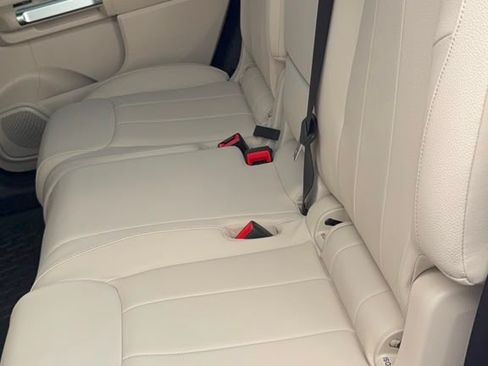 Used 2025 Mercedes-Benz GLB 250 4MATIC image 14