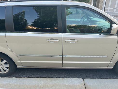 Used 2015 Chrysler Town & Country Touring FWD image 8