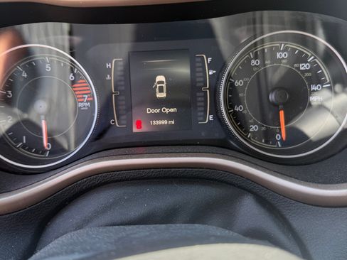 Used 2017 Jeep Cherokee Latitude w/ Cold Weather Group FWD image 11
