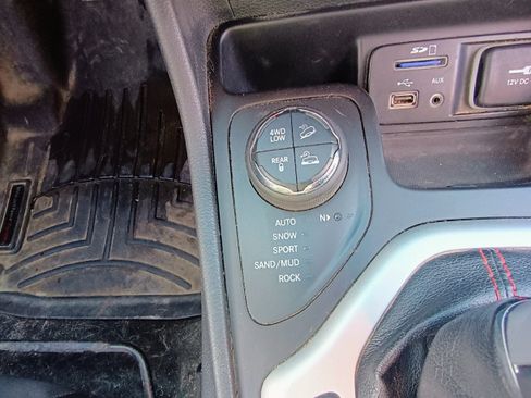 Used 2015 Jeep Cherokee Trailhawk image 15