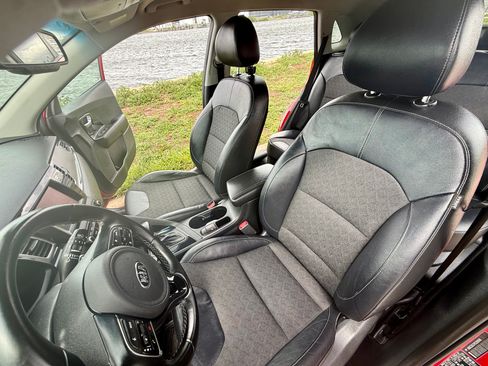 Used 2019 Kia Niro EX FWD image 14