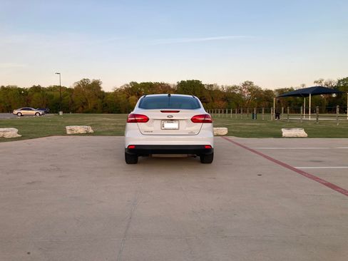 Used 2015 Ford Focus SE FWD image 2