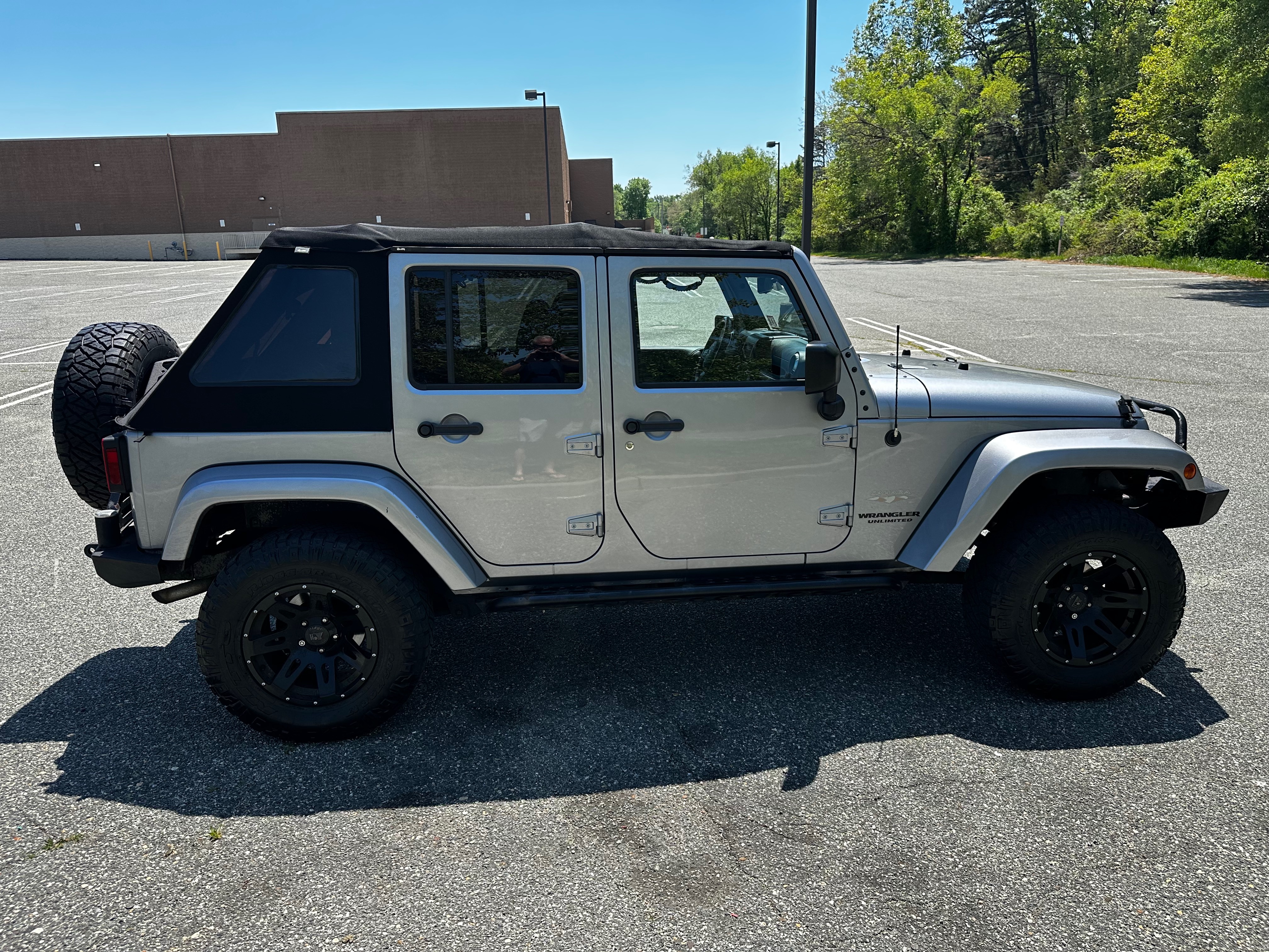 Used 2015 Jeep Wrangler Unlimited Sahara w/ Dual Top Group AWD/4WD image 6
