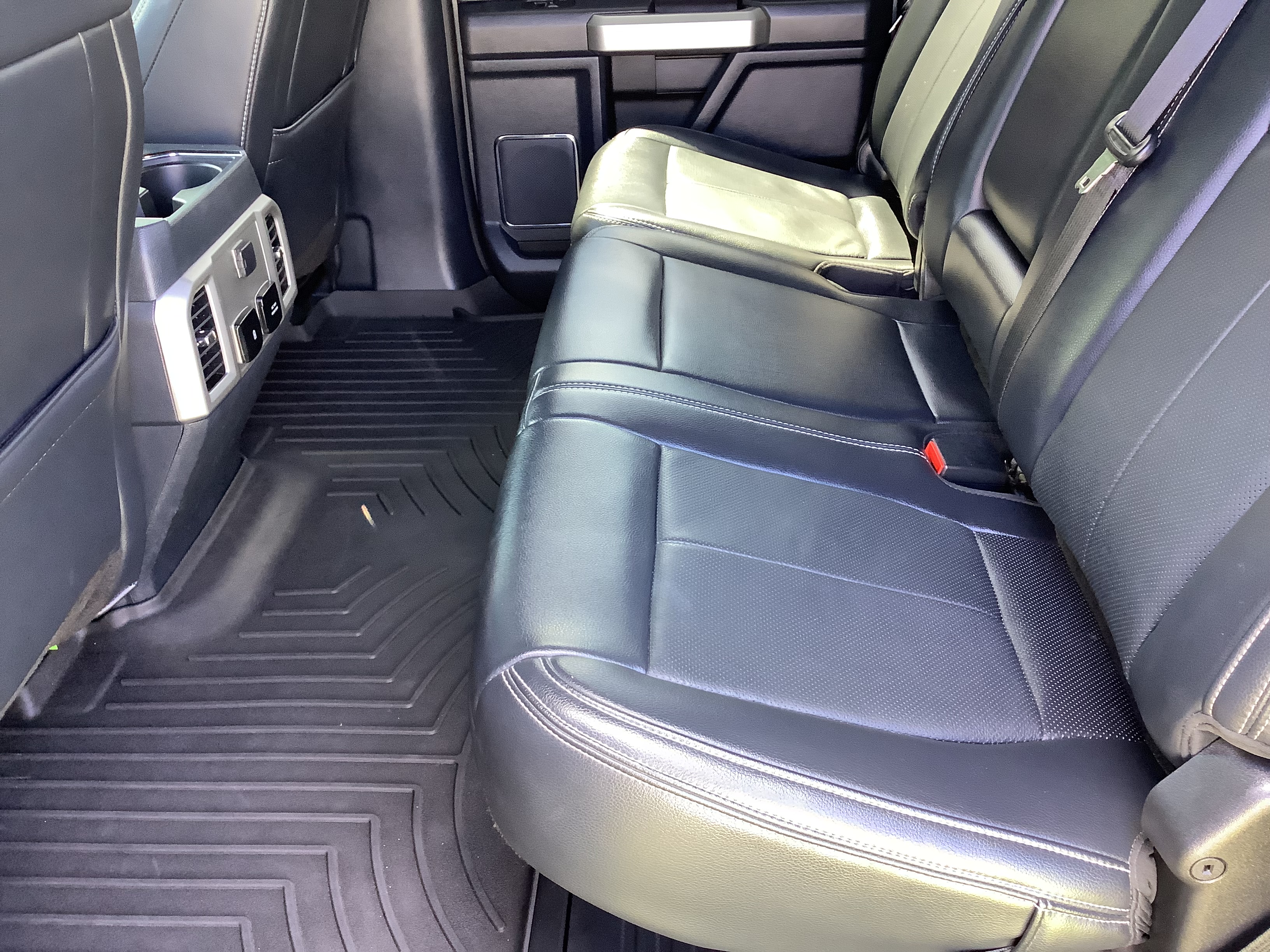 Used 2022 Ford F250 Lariat w/ Black Appearance Package AWD/4WD image 26