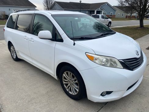 Used 2011 Toyota Sienna XLE image 5
