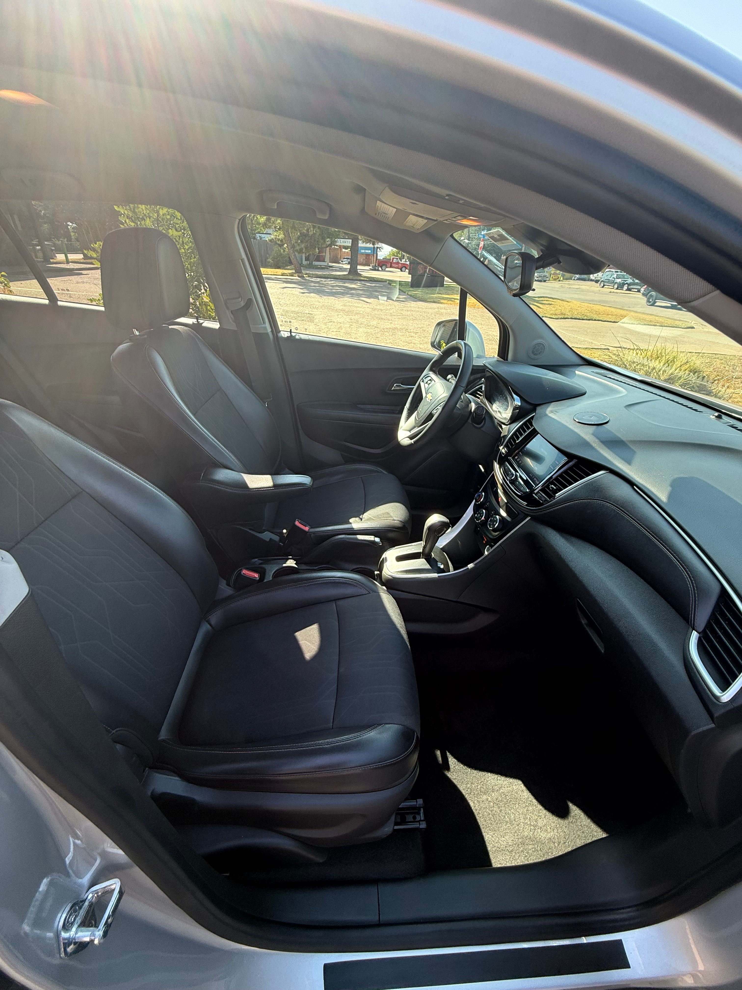 Used 2020 Chevrolet Trax LT w/ LT Convenience Package FWD image 2