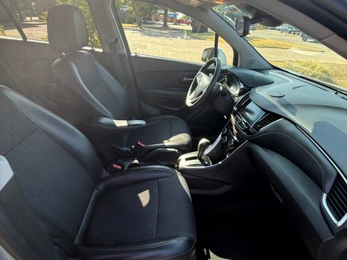 Used 2020 Chevrolet Trax LT w/ LT Convenience Package FWD image 2
