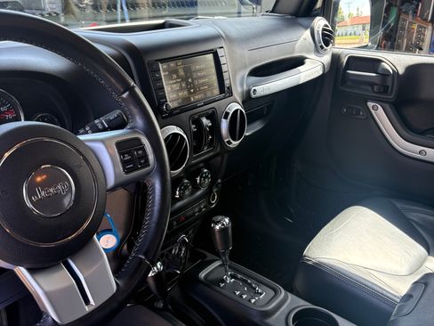 Used 2016 Jeep Wrangler Unlimited Rubicon image 10
