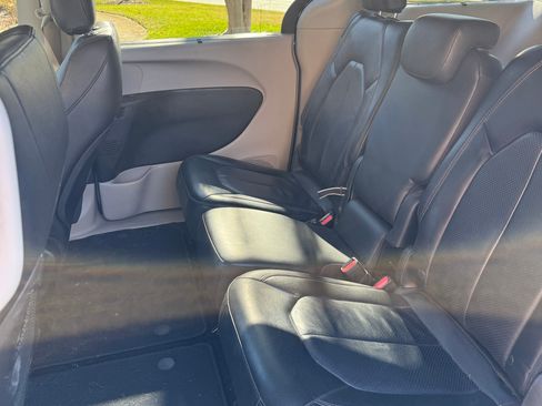 Used 2018 Chrysler Pacifica Touring-L w/ Tire & Wheel Group image 10