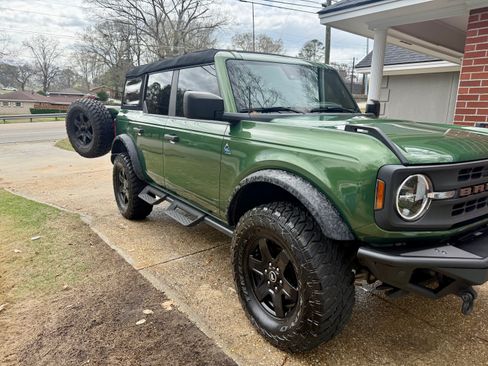 Used 2023 Ford Bronco Black Diamond image 2