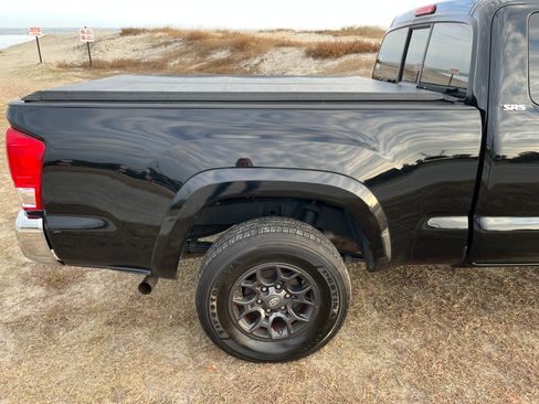 Used 2017 Toyota Tacoma SR5 image 9