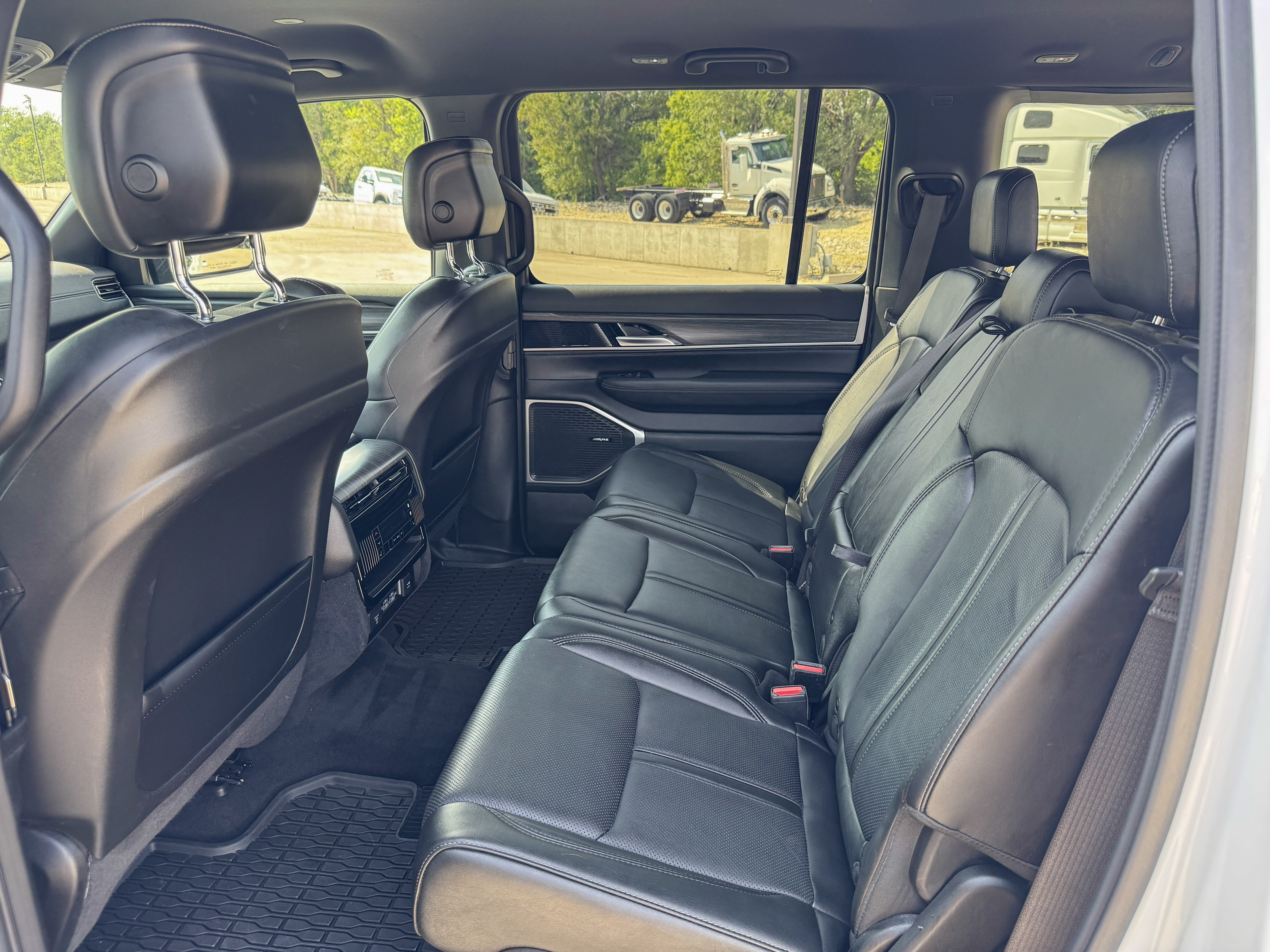 Used 2023 Jeep Wagoneer Series III w/ Preferred Equipment Group AWD/4WD image 17