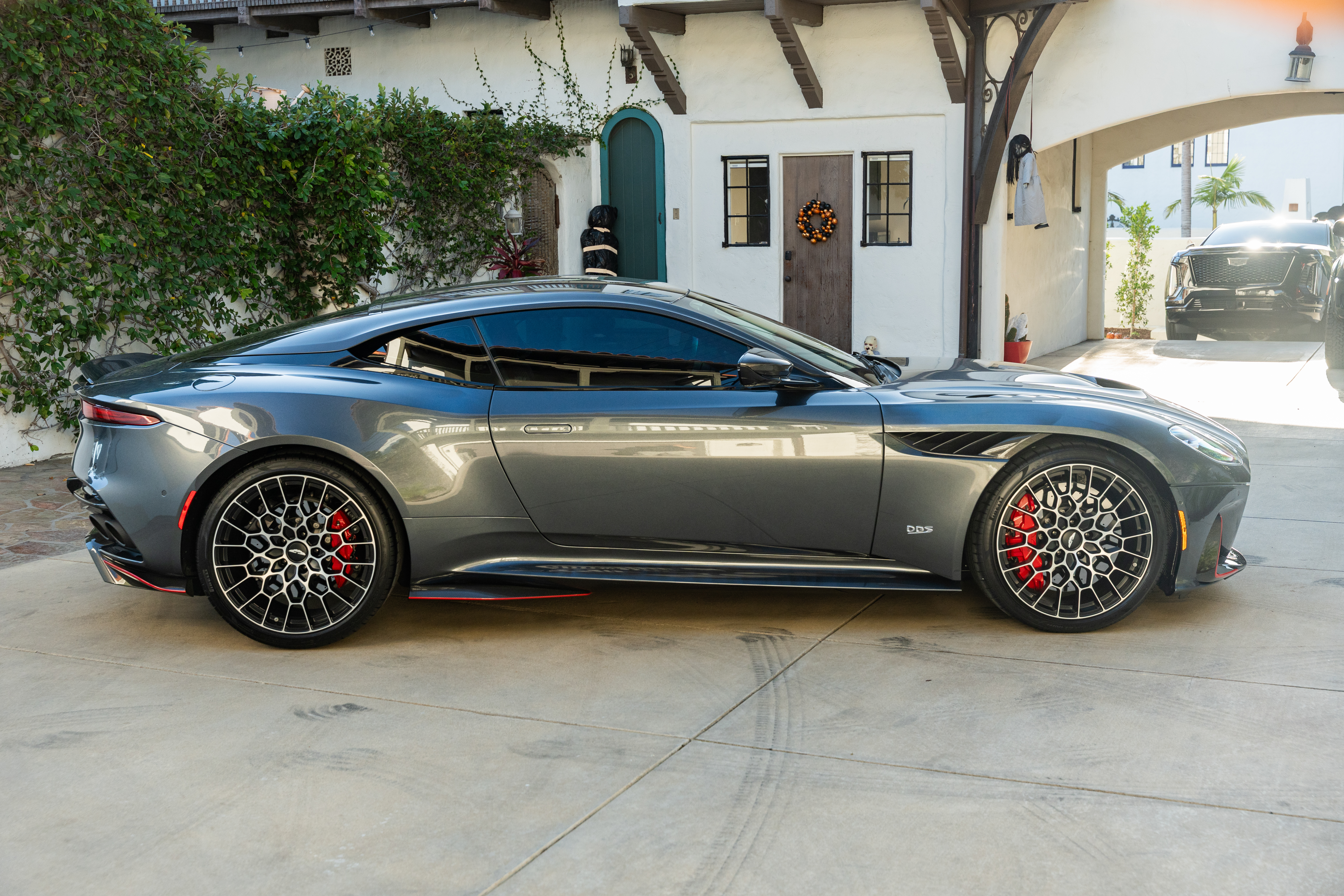 Used 2023 Aston Martin DBS Coupe RWD image 5