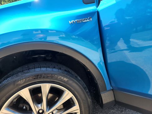 Used 2017 Toyota RAV4 Limited w/ Carpet Mat Package image 10