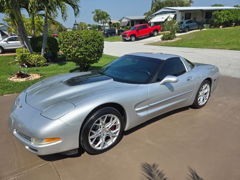 Used 2003 Chevrolet Corvette Coupe w/ Preferred Equipment Group RWD image 11