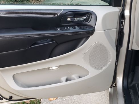 Used 2012 Chrysler Town & Country Limited w/ Luxury Group image 14