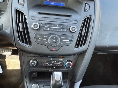 Used 2016 Ford Focus SE w/ SE Sport Package image 12