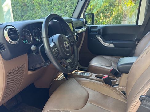 Used 2017 Jeep Wrangler Unlimited Sahara w/ Connectivity Group image 11