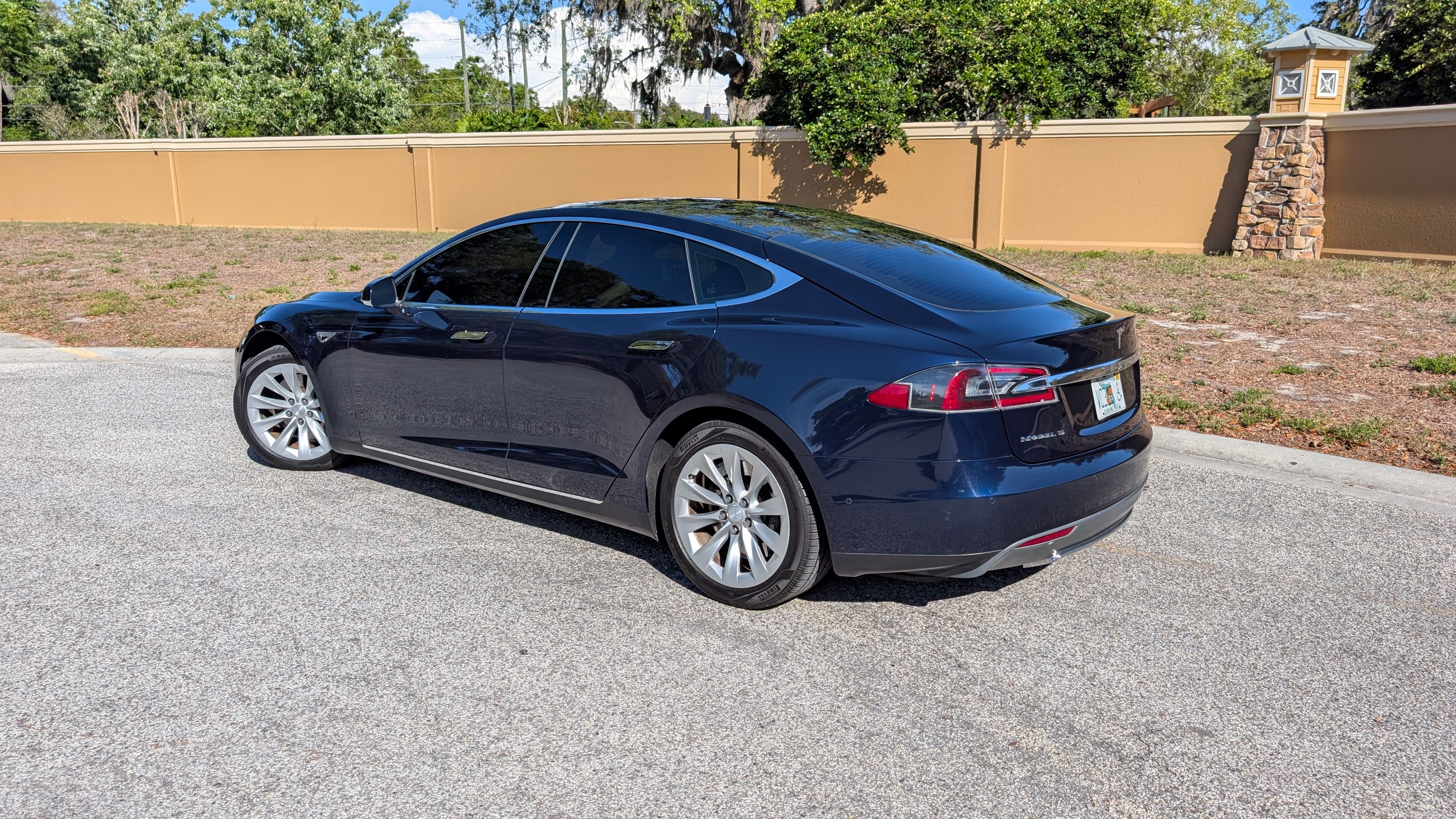 Used 2014 Tesla Model S 85 RWD image 1