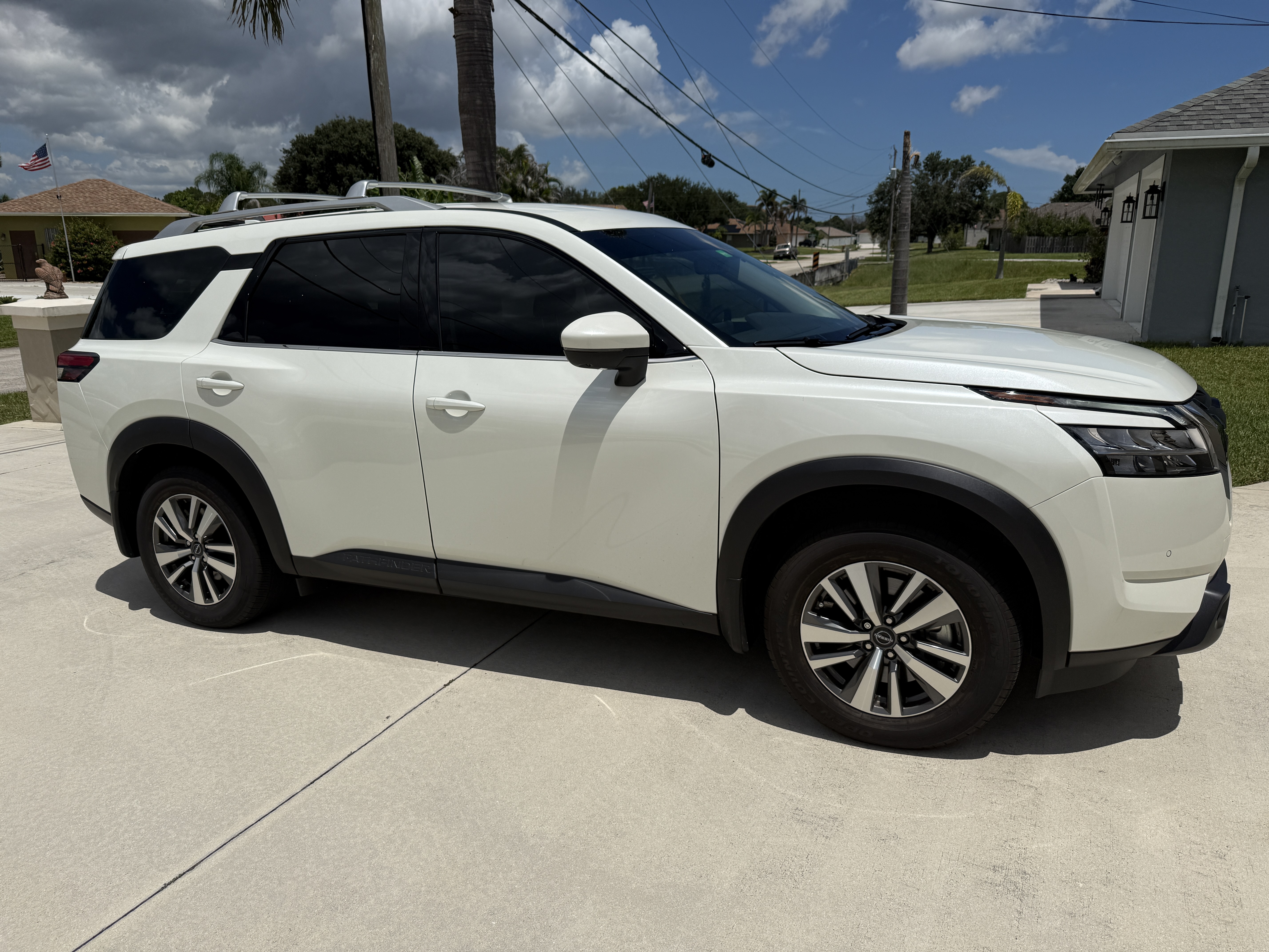 Used 2024 Nissan Pathfinder SL FWD image 5