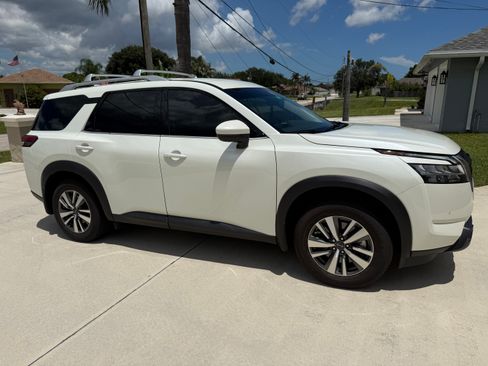 Used 2024 Nissan Pathfinder SL FWD image 5