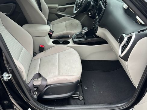 Used 2023 Kia Soul LX FWD image 10