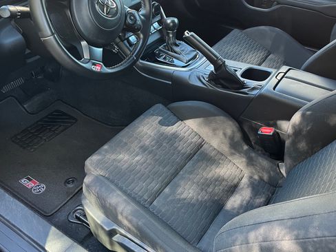 Used 2022 Toyota GR86 RWD image 4