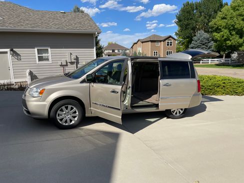 Used 2015 Chrysler Town & Country Touring w/ Driver Convenience Group FWD image 20