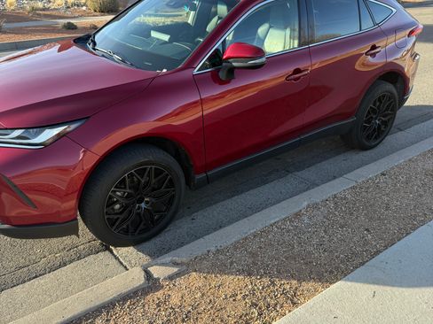 Used 2022 Toyota Venza XLE image 5