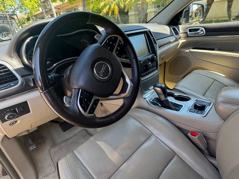 Used 2017 Jeep Grand Cherokee Overland w/ Jeep Active Safety Group AWD/4WD image 11