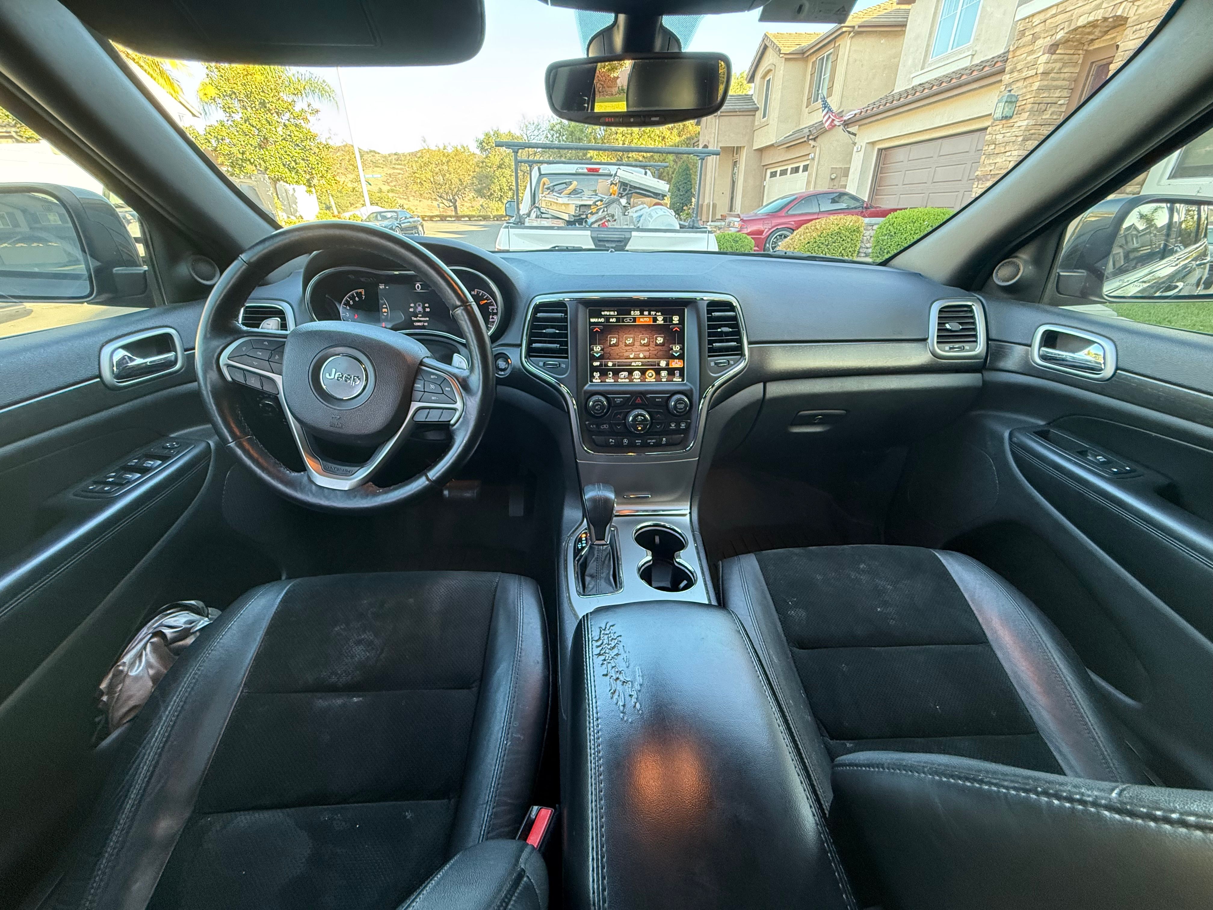 Used 2017 Jeep Grand Cherokee Laredo AWD/4WD image 12