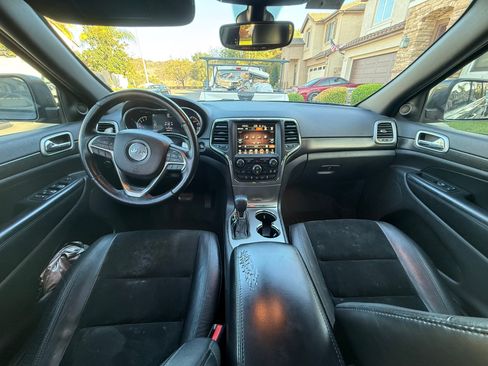 Used 2017 Jeep Grand Cherokee Laredo AWD/4WD image 12