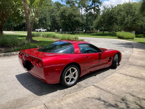Used 2004 Chevrolet Corvette Coupe w/ Roof Package RWD image 10