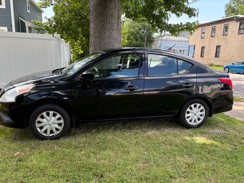 Used 2017 Nissan Versa S FWD image 2