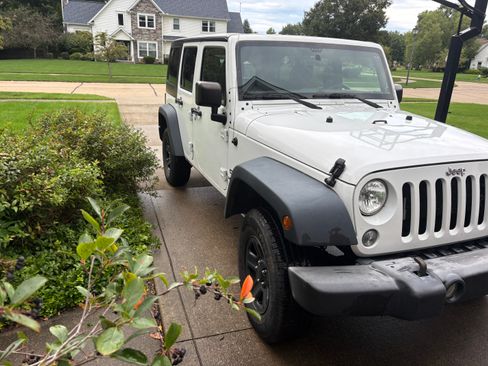 Used 2016 Jeep Wrangler Unlimited Sport w/ Connectivity Group AWD/4WD image 2