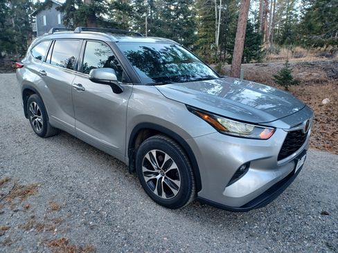Used 2020 Toyota Highlander XLE image 1